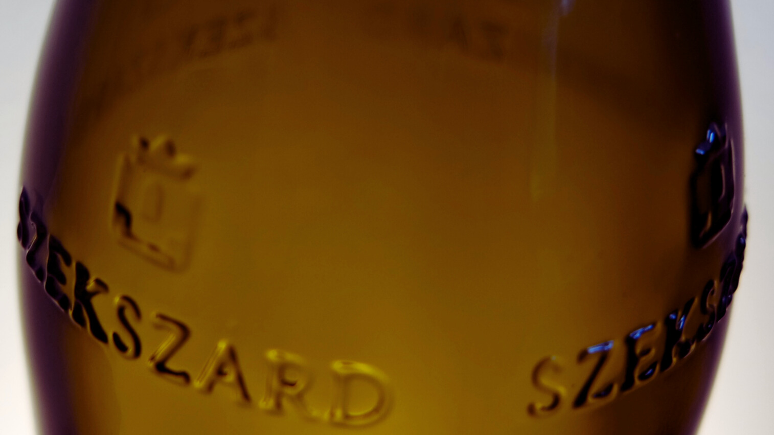 Die Szekszárd Flasche – Qualität und Identität einer ungarischen Weinregion Braune Szekszárd-Flasche mit vierfach geprägtem Schriftzug „Szekszárd"