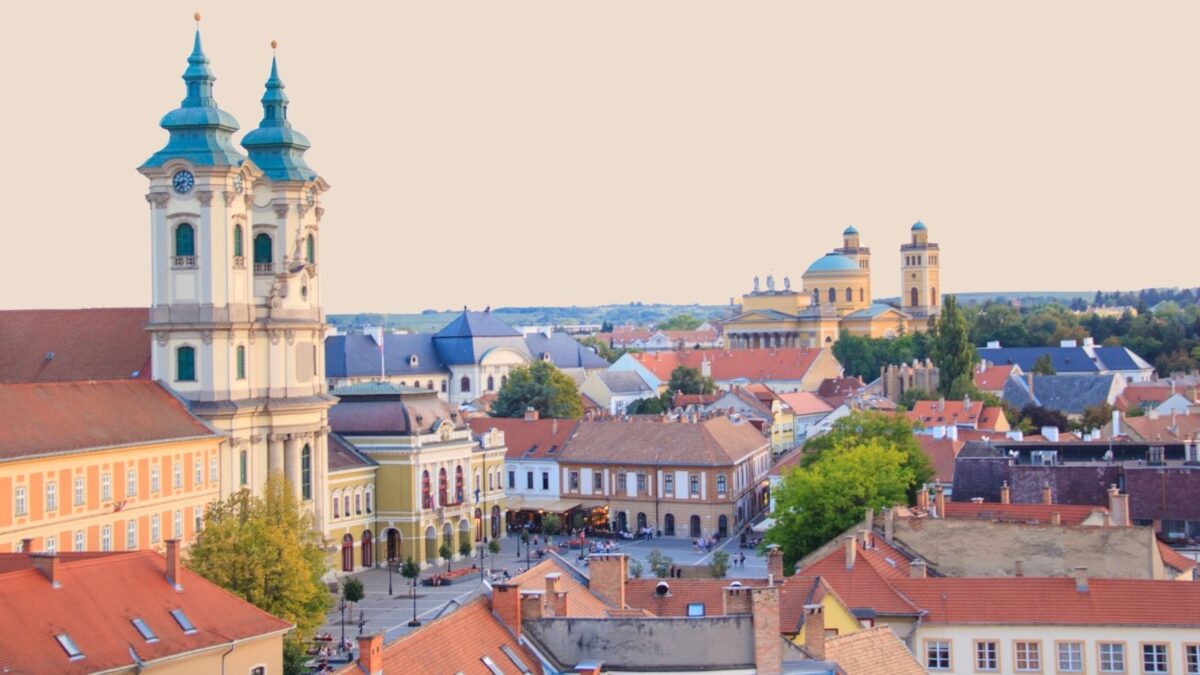 Blick über die Altstadt von Eger in Ungarn mit der zweitürmigen Minoritenkirche und der Basilika im Hintergrund