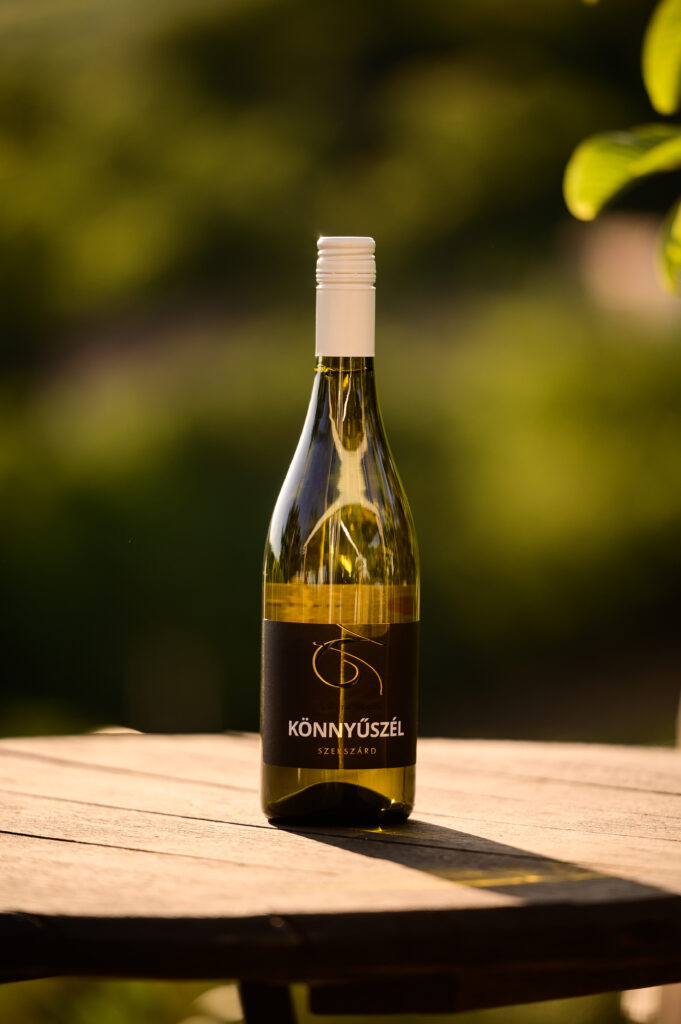 Weinflasche Könnyűszél vom Weingut Németh János Pincészet in Szekszárd – Cuvée aus Olaszrizling, Chardonnay und Furmint