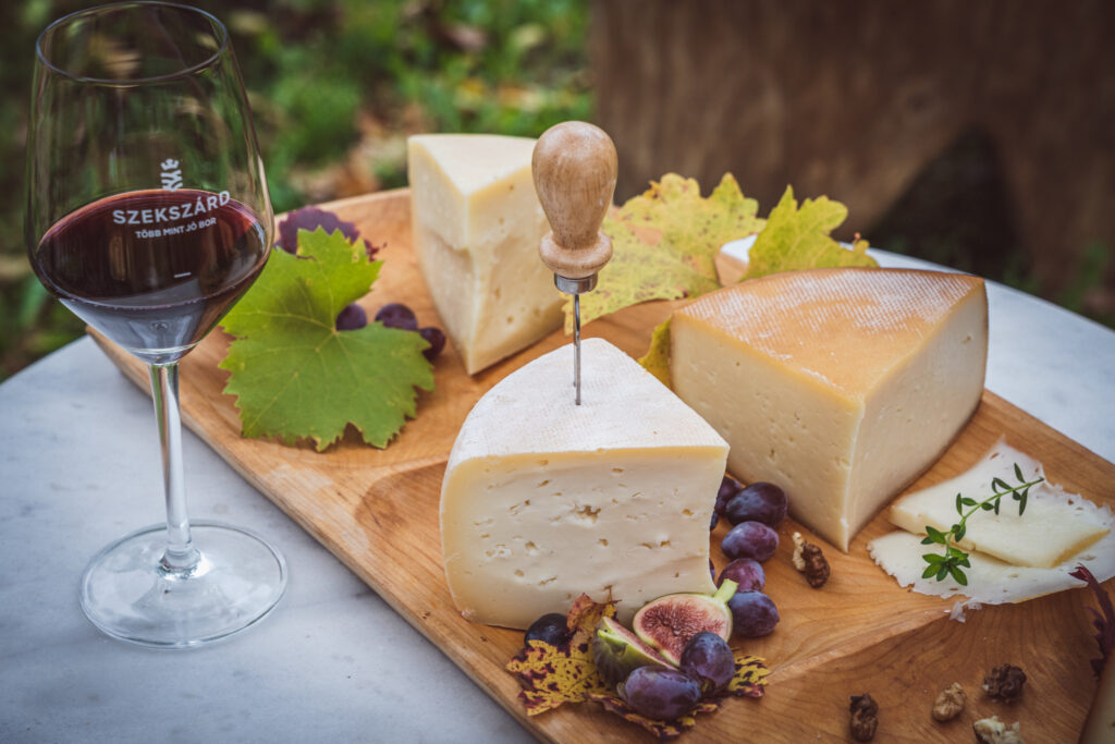 Weinverkostung auf dem Weingut Garai: Käseplatte mit Szekszárd-Weinglas