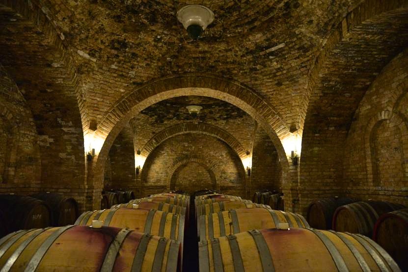 Blog Gewölbter Backsteinkeller mit Holzfässern im Weingut Dániel Pince in Szekszárd
