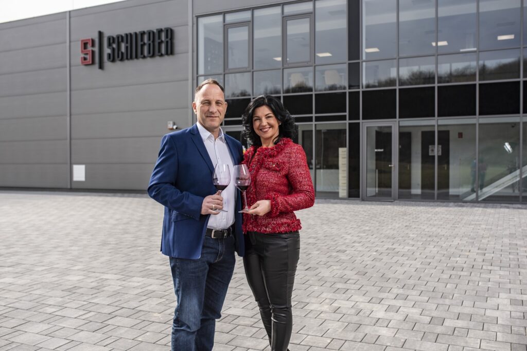Markus und Anita Schieber, Winzerpaar des Weinguts Schieber, vor dem modernen Weingutsgebäude in Szekszárd