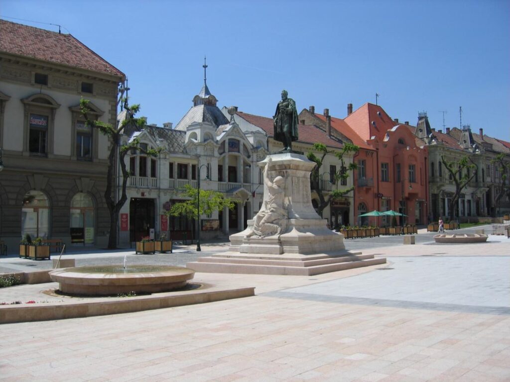 Szekszárd: ein einzigartiges Weingebiet im Süden Ungarns Garay tér in Szekszárd mit dem Denkmal für den Dichter János Garay